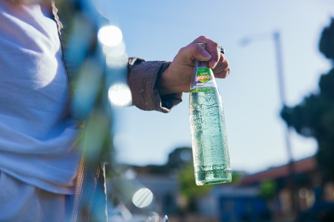 Einfache Pflanzenbewässerung mit Plastikflasche: Die clevere Lösung für jeden Haushalt