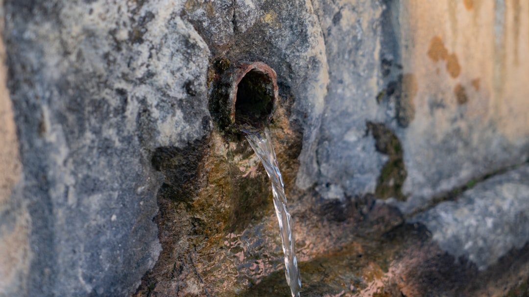 Gleichmäßige Pflanzenpflege mit einem Bewässerungskegel aus Ton